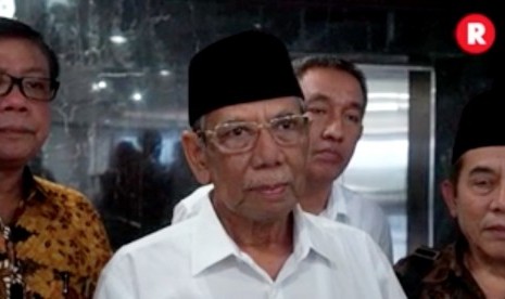 Hasyim Muzadi (tengah)