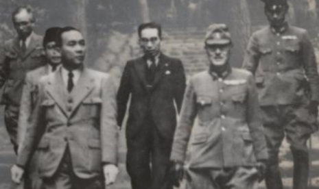 Muhammad Hatta dan Sukarno bersama opsir Jepang