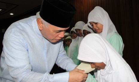 Hatta Rajasa bersama Anak Yatim