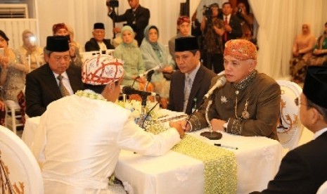 Hatta Rajasa bertindak selaku wali, menikahkan putrinya Siti Noor Azima Rajasa dengan Audy Satria Wardhana di Jakarta, Ahad (20/10).