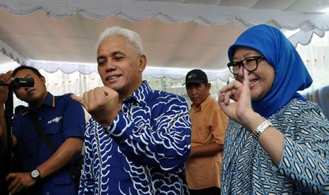 Hatta Rajasa dan isteri usai mencoblos