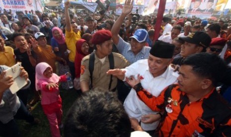 Hatta Rajasa dari pasangan Capres Prabowo Subianto menyapa para simpatisannya pada kampanye terbuka Prabowo-Hatta di Lapangan Tanjung Morawa, Deli Serdang, Sumut, Kamis (19/6).