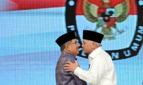 Hatta Rajasa (kanan) berpelukan dengan calon wakil presiden nomor urut dua Jusuf Kalla usai debat calon wakil presiden (Cawapres) di Hotel Bidakara, Jakarta, Ahad (29/6). 