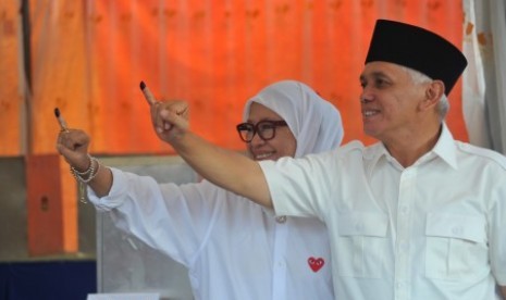 Hatta Rajasa (kanan) dan istrinya Oke Rajasa 