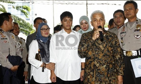   Hatta Rajasa (kedua kanan) dan Okke Rajasa (kedua kiri), tiba di Ditlantas Polda Metro Jaya, Senin (7/1), mendampingi putranya Rasyid (tengah) yang menjadi tersangka dalam kasus kecelakaan di tol Jagorawi. (Republika/Adhi Wicaksono)