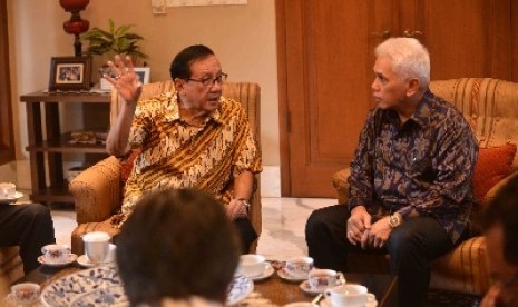 Hatta Rajasa (kiri) berbincang dengan Ketua Dewan Pertimbangan Partai Golkar Akbar Tandjung (kiri) saat mengunjungi kediaman Akbar Tanjung di Jalan Purnawarman, Jakarta Selatan, Ahad (25/5). 