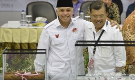 Hatta Rajasa (kiri) dan Jusuf Kalla (kanan)