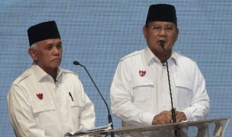 Hatta Rajasa (kiri) dan Prabowo Subianto