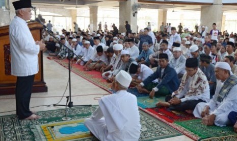 Hatta Rajasa (kiri) menyampaikan ceramah tentang kenegaraan usai melaksanakan ibadah sholat Jumat 