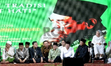 Haul Gus Dur. (dari kiri) Rais Aam NU KH Maaruf Amin, Mantan Ketua MK Mahfud MD, Mantan pendiri Partai Demokrat (FKDPD) Ahmad Mubarok, Ketua Dewan Pertimbangan Partai Golkar Akbar Tanjung, Menko Maritim Rizal Ramli, Menteri Agama Lukman Hakim Syaifuddin, d