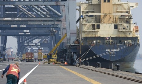 Hazardous waste is loaded into the ship to be sent back to the countries of origin, Britain and Netherland. Not only foreign products, even hazardous waste can enter Indonesia easily. (file photo)  