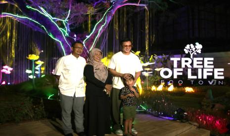 Head Of Business Unit Urban Vasanta Group Aditya Wishnu Wardhana (kiri) bersama Asisten Administrasi Umum Sekretariat Daerah Pemerintah Kota Depok Nina Suzana dan Baim Wong meresmikan tata pencahayaan Tree of Life di kawasan komersial Senopati Boulevard proyek Eco Town di Sawangan, Depok (19/3).