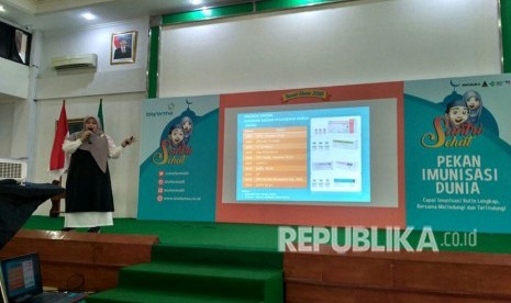 Head of Corporate Communication Bio Farma Nurlaela Arief memberi pelatihan kesehatan kepada santriwan dan santriwati Pondok Pesantren Tebuireng, Jombang pada Selasa (17/4).