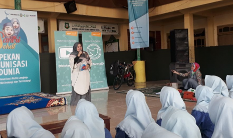 Head of Corporate Communication Bio Farma Nurlaela Arief memberikan sambutan dalam acara Santri Sehat 2018 yang digelar di Mambaus Sholihin Islamic Boarding School, Gresik, Senin (16/4).