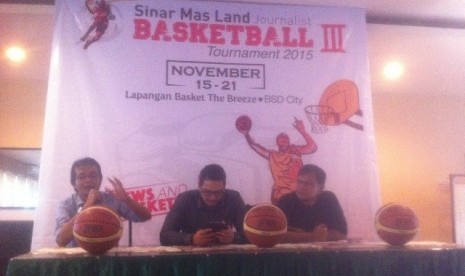 Head of Corporate Communication Sinar Mas Land Panji Himawan (tengah) saat acara technical meeting Sinar Mas Land Journalist Basketball Tournament (SMLJBT) 2015.