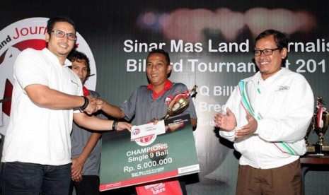 Head of Corporate Communication Sinar Mas Land, Panji Himawan (kiri) bersama Deputi Pemberdayaan Olahraga Kemenpora, Raden Isnanta (kanan), memberikan hadiah kepada juara kategori Nine Ball Sinar Mas Land Journalist Billiard Tournament 2017.