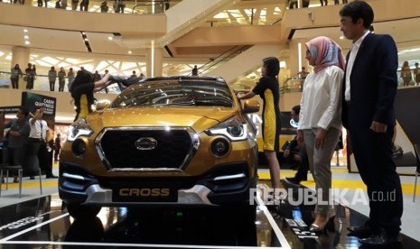 Head of Datsun Indonesia (kanan) memperkenalkan Datsun Cross di Tujungan Plaza 3 Surabaya, Rabu (14/2).