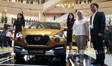 Head of Datsun Indonesia (kanan) memperkenalkan Datsun Cross di Tujungan Plaza 3 Surabaya, Rabu (14/2).