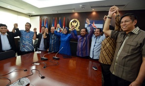 Head of Democratic Party Faction, Nurhayati Assegaf, stated that all members of Democratic Party agreed to support the party's chief advisor, Susilo Bambang Yudhoyono (SBY), as the next chairman.