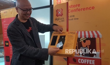 Head of Digital Banking PT Bank DBS Indonesia Leonardo Koesmanto menunjukkan penggunaan teknologi biometrik untuk layanan digital banking Digibank by DBS di Kedai Kopi St. Ali Jakarta, Rabu (24/1). 