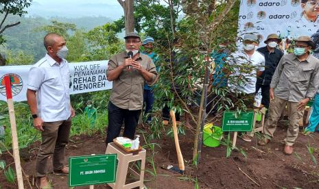 Head of External Relations PT Adaro Energy Tbk, Richard Tampi (kiri) bersama Plt Direktur Jenderal (Dirjen) Pengelolaan DAS dan Rehabilitasi Hutan KLHK, Ir Helmi Basalamah MM melakukan penanaman bibit durian bersama masyarakat, di kawasan bukit Gondopuro Wangi, Dusun Kemloko 1, Desa Kenalan, Kecamatan Borobudur, Kabupaten Magelang, Ahad (28/11). Penanaman ini menandai acara Kick Off Rehabilitasi lahan DAS Menoreh seluas 512 hektareoleh PT Adaro.