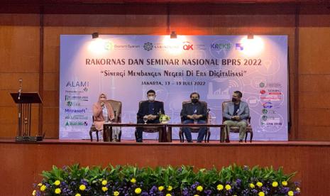 Head of Financing Business ALAMI, Muhammad Ikhsan (dua dari kiri), Senior Manager Financing Risk ALAMI, Ade Wikasyah (tiga dari kiri), dan Head of Funding ALAMI, Muhammad Triarso (paling kanan) saat memaparkan konsep pembiayaan channeling dihadapan para petinggi BPRS se-Indonesia di sela Rakornas dan Seminar Nasional BPRS 2022 di Jakarta, Jumat (15/7/2022).