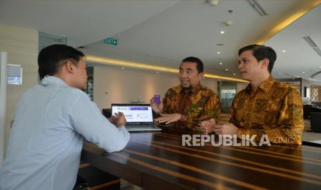 Head of Global Market PT Bank Muamalat Indonesia Tbk Moh. Madina Hendrik Soeoed (kedua kanan) bersama Sekretaris Perusahaan PT Bank Muamalat Indonesia Tbk Hayunaji (kanan) menjelaskan kepada nasabah tentang layanan MADINA Bank Muamalat di Jakarta, Kamis (23/1/2025). Bank Muamalat membukukan kinerja yang solid untuk layanan Cash Management System bernama Muamalat Digital Integrated Access (MADINA). Hingga akhir 2024, volume transaksi MADINA menembus lebih dari Rp55 triliun, atau naik 13 persen secara year on year (yoy). 