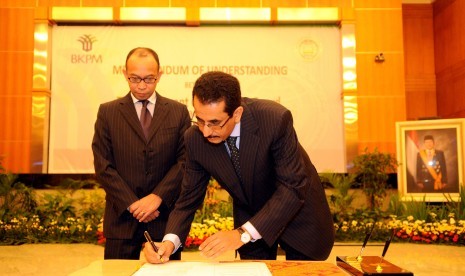 Head of Indonesia Investment Coordinating Board (BKPM) Chatib Basri (left) witnesses Chief Executive officer of Islamic Corporation for the Development of the Private Sector at IDB, Khaled Al Aboodi, signing a memorandum of understanding between both insti