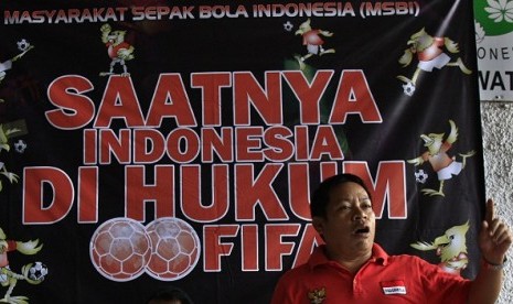 Head of Indonesian Football Society, Sarman el Hakim (right) urges Indonesian football associations to comply with FIFA sanction due to a lengthy rivalry between Indonesian Football Federation (PSSI) and Indonesian Football Rescue Committee (KPSI).  