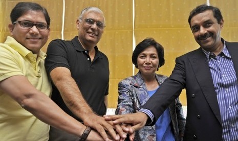 Head of Indonesian Olympic Committee, Rita Subowo (second from right), poses with some officials from Olympic Council of Asia (OCA) in Jakarta, Tuesday. OCA starts monitoring and selecting potential cities to host Asian Games 2019 while Indonesia enlists S