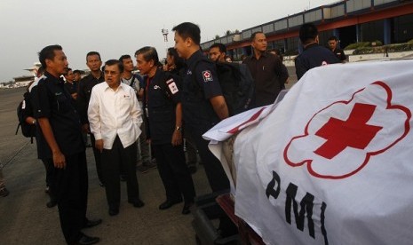 Head of Indonesian Red Cross, Jusuf Kalla (white shirt) officially sends volunteers and humanitarian relief to Myanmar on Saturday. The former vice president says that Rohingya refugees in Indonesia choose to be resettled to a third country instead on stay