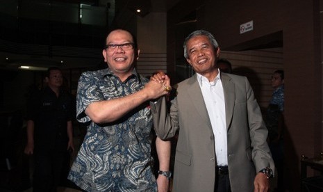 Head of Indonesian Soccer Rescue Committee (KPSI) La Nyalla Mattalitti (left) is spotted with his rival, Head of Football Association of Indonesia (PSSI) Djohar Arifin Husin, after a cosed door meeting in Jakarta, last week. (file photo)  