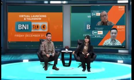 Head of Investment & Research BNI Asset Management Yekti Dewanti berbincang bersama Business Strategic and Corporate Secretary BNI Asset Management Devandra Harahap dan disaksikan oleh Kepala Divisi Riset BEI Verdi Ikhwan dan Head of Equity Investment BNI Asset Management Jefrix Kosiady dalam Virtual Launch BNI 30G, Jumat (3/11/2021). 