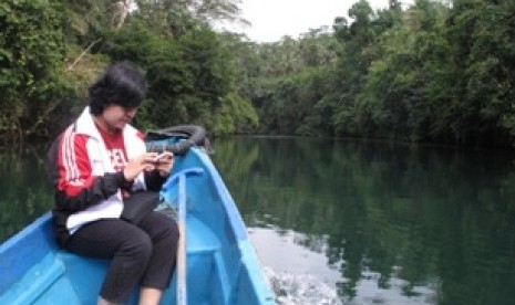 Head of Jabotabek Jabar Telkomsel, Venusiana Papasi. melakukan pengecekan jaringan di perairan Pulau Seribu.