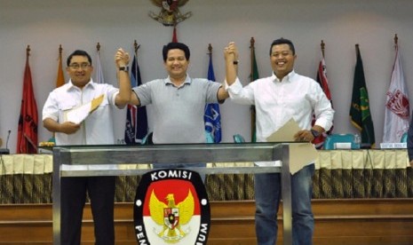 Head of KPU, Husni Kamil Manik (center) poses with representative of Jokowi-JK (right) and Prabowo-Hatta (left), after declraring that all candidates are healty and fit, on Saturday in Jakarta.