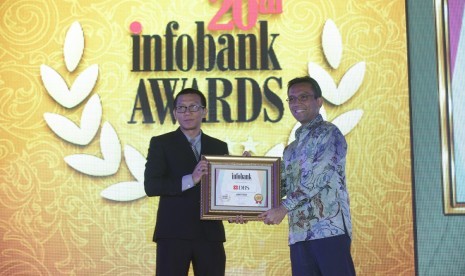 Head of Legal dan Corporate Secretary PT Bank DBS Indonesia Bapak Yosea Iskandar (kanan) menerima piagam penghargaan Infobank Awards 2015.