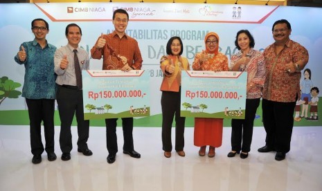  Head of Marketing, Brand & Communications CIMB Niaga Slamet Sudijono, Direktur Market Conduct Otoritas Jasa Keuangan (OJK) Bernard Widjaja, Founder & CEO Koperasi Kasih Indonesia Leonardo Kamilius, Direktur Compliance, Corporate Affairs & Legal CIMB Niaga L. Wulan Tumbelaka, Ketua Indonesia Heritage Foundation Ratna Megawangi, Deputi Komisioner Bidang Edukasi dan Perlindungan Konsumen OJK Anggar B. Nuraini dan Bali, Nusra, Kalimantan dan Indonesia Timur Regional Head CIMB Niaga Trisno Adi Nugroho berfoto bersama di sela acara akuntabilitas program Ayo Menabung dan Berbagi (AMDB) CIMB Niaga tahun 2015.