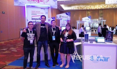 Head of Marketing & International Channel Indigo.id R. Bayu Hartoko (kedua kiri) bersama pimpinan startup Indigo.id di Innovest Unbound di Singapura, Rabu (3/5).