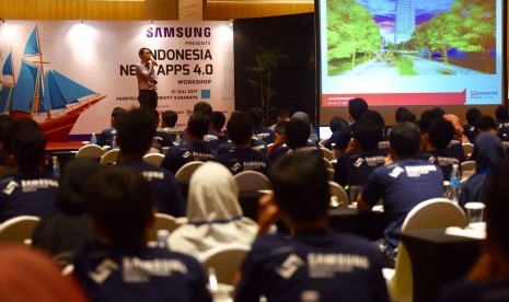 Head of Media Relation Sinar Masland Ahmad Soemawisastra dan Emerging Business and Venture Capital Sinar Mas Land Benny Widodo sedang berbincang dengan Tim Samsung.