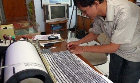 Head of Mount Anak Krakatau Observation Post, Anton Rivabudi, checks Seismograph at his post in Banten. (file photo)  