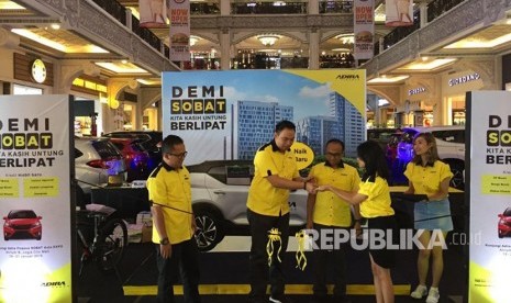 Head of National New Car Marketing Adira Finance, Dwi Prasetyo (dua dari kiri) dan Kepala Wilayah Area Jawa Tengah Adira Finance Irfan Budianto (tiga dari kiri) secara resmi membuka program Sering Order Banyak Tawaran (SOBAT) pada Jumat (19/1). 