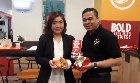 Head of Operation dan Head of Marketing PT Quick Service Restaurant pamerkan produk Texas Chicken saat pembukaan gerai baru di kawasan legendaris, The Kings Shoping Center, Jalan Kepatihan, Kota Bandung,  akhir pekan lalu