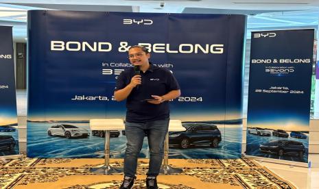 Head of PR and Government Relations PT BYD Motor Indonesia Luther Panjaitan memberi sambutan di perhelatan 