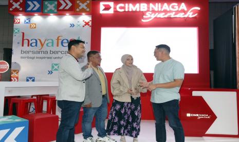 Head of Sharia Consumer CIMB Niaga Bung Aldilla (kedua kiri) berbincang dengan Head of Marketing, Brand & Customer Experience CIMB Niaga Toni Darusman (kanan), Head of Region Jawa Barat dan Jawa Tengah CIMB Niaga Andiko Manik (kiri), dan Brand Ambassador CIMB Niaga Syariah Cut Mini (kedua kanan) pada Haya Fest 2023 yang digelar di Sabuga ITB, Bandung, Sabtu (25/2/2022).