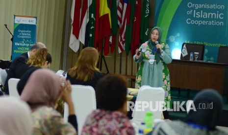 Kepala Divisi Surveilans dan Riset Klinis  PT Bio Farma, Novilia Sjafri Bachtiar saat membawakan sebuah materi . 