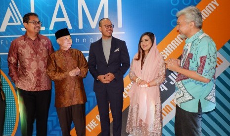 Head of Syndication & Capital Markets Emirates Islamic Bank, Romy Buchari; tokoh perbankan syariah Indonesia, Riawan Amin; CEO ALAMI, Dima Djani; Tasya Kamila;  dan CEO Karim Consulting, Adiwarman Karim (dari kiri ke kanan),  dalam acara soft launching platform ALAMI dan diskusi 