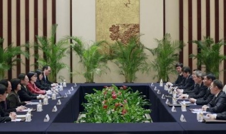 Head of the State Council Taiwan Affairs Office Zhang Zhijun (fourth right) meets with Wang Yu-chi (fourth left), Taiwan's mainland affairs chief, in Nanjing, Jiangsu province, February 11, 2014.