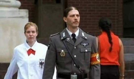 Heath Campbell berpakaian ala Nazi untuk menghadiri persidangan hak asuh anaknya