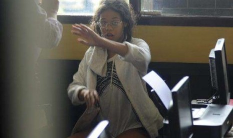 Heather Mack, the daughter of an American woman found dead inside a suitcase on the Indonesian holiday island of Bali, gestures while in custody in a police station in Denpasar August 14, 2014.