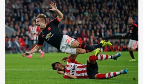 Hector Moreno (bawah) saat melanggar Luke Shaw